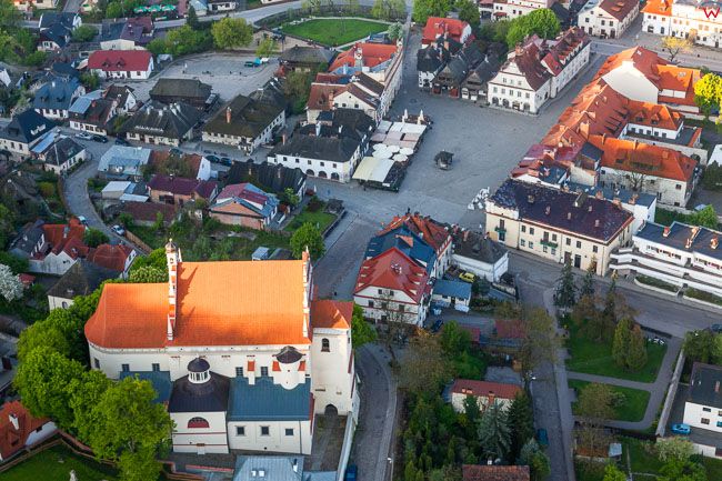 Kazimierz Dolny, panorama na kosciol i rynek. EU, PL, Lubelskie.. Lotnicze.